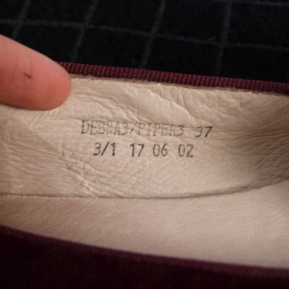 NWOT Girls Venettini Euro Size 37: Deep Red Velvet Pom Pom Dressy Flats Loafers - Picture 4 of 4